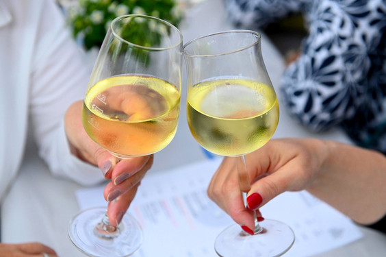 An den Weinprobierständen vor dem RMCC und dem Kurhaus gelten Hygieneregeln, die es einzuhalten gilt.