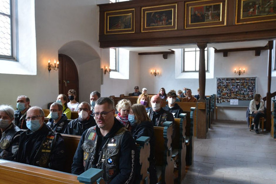 Die Fotos zeigen Impressionen aus dem Gottesdienst in der evangelischen Kirche in Wiesbaden Breckenheim. Rockmusik mit der Breckenheimer Band „Almost Even“ begleitete den Gottesdienst.