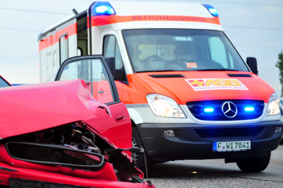 Auffahrunfall: Lexus-Fahrer kracht in Hecke von Olepel n Mainz-Kastel am Donnerstagmorgen. Eine Person wird dabei verletzt.