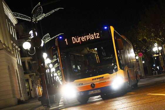 Volle Straßen werden zur Weihnachtszeit in der Wiesbadener Innenstadt erwartet. Am besten mit dem Bus zur Weihnachtsmarkt oder zum Geschenke kaufen fahren.