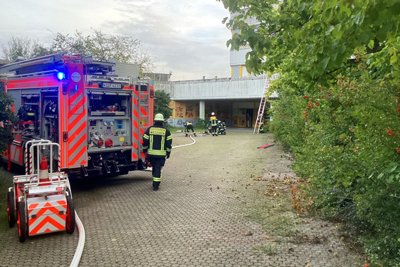 In der leerstehenden Carl-Von-Ossietzky Schule in Wiesbaden-Klarenthal hat ein Brand am Dienstagabend einen Einsatz der Feuerwehr ausgelöst.