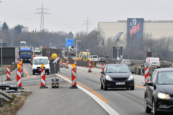 Ab diesem Montag dürfte sich die Verkehrssituation an der Salzbachtalbrücke bei Wiesbaden deutlich entspannen. Der Verkehr soll dann auf die frisch verstärkte Nordhälfte der Brücke verlegt werden, wie die Straßenbehörde Hessen Mobil mitteilte