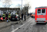 Schwerer Verkehrsunfall mit zwei Autos am Freitagvormittag auf der Kostheimer Landstraße in Mainz-Koshteim. Die Einsatzkräfte versorgen drei schwer verletzte Personen.
