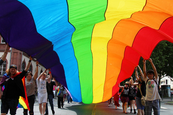 Für eine offene Gesellschaft: Am Internationalen Tag gegen Homo-, Bi-, Inter- und Transfeindlichkeit weht die Regenbogenflagge vor dem Wiesbadener Rathaus.