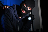 Einbrecher schlugen am Freitag die Tür einer Wohnung in Wiesbaden ein und stahlen Bargeld.