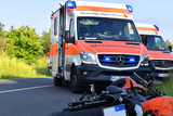 Ein Motorradfahrer kollidierte am Mont6agvormittag in Wiesbaden-Biebrich mit einem Transporter. Der Biker erlitt dabei schwer Verletzungen. Rettungskräfte versorgten ihn.