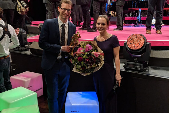 Sebastian Schnurr und Marie Dudzik, zuständig für die Programmplanung des Murnau-Filmtheaters, nahmen die Auszeichnung am Freitagabend beim Hessischen Film- & Kinopreis in der Alten Oper Frankfurt entgegen.