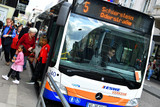 Bus- und Bahnfahren wird in Wiesbaden am dem 1. Januar 2024 teurer. Der RMV und ESWE Verkehr heben die Preise an.