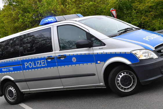 Ein 51-jähriger Mann hat am Samstag drei weibliche Jugendliche in einem Park in Wiesbaden beleidigt und belästigt. Der Täter wurde von der Polizei  festgenommen.