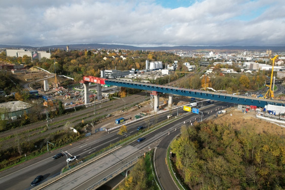 Nächste Etappe beim Bau der neuen Salzbachtalbrücke in Wiesbaden im November erfolgt. Der Überbau der Wiesbadener Autobahnbrücke schiebt sich weiter in Richtung Biebrich.