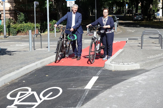 Neue Radschutzstreifen entlang der Lessingstraße in Wiesbaden. Der macht das Radfahren sicherer.