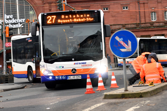 Vollsperrung der Saarbrücker Allee in Wiesbaden-Schierstein: Linienbusse werden umgeleitet.