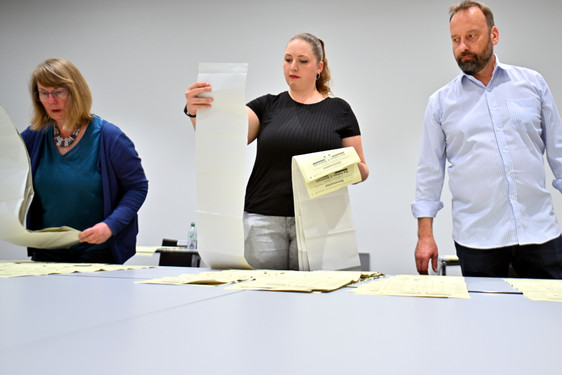 In Wiesbaden werden Wahlhelferinnen und Wahlhelfer werden für die Europawahl am Sonntag, 9. Juni gesucht