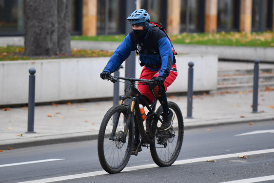 Radfahrende in Wiesbaden sollen bei Nässe vorsichtig sein