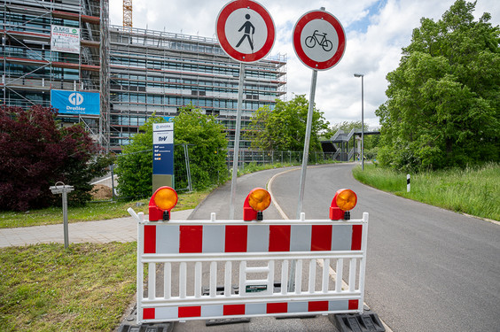 Die Vollsperrung der Abfahrtsspur an der Fußgängerbrücke Berliner Straße wird verlängert.