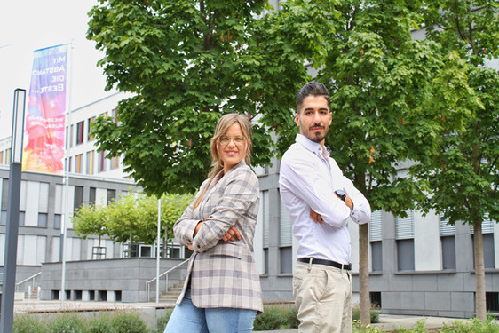 Karam Alsaid mit seiner Beraterin Annalisa Kibies aus dem Fallmanagement Jugend vor dem Wiesbadener Jobcenter.