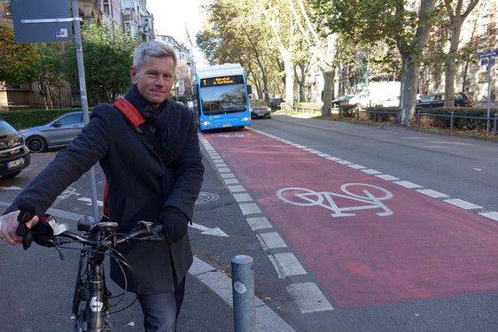 Durch die Umweltspuren auf dem 1. Ring sind Busse pünktlicher und mehr Radfahrer unterwegs.