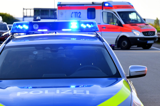 Verkehrsunfall mit Krankenfahrstuhl in der Wiesbadener Innenstadt.  Verursacher geflüchtet.