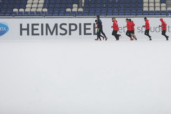 SV Wehen Wiesbaden trainiert unter winterlichen Bedingungen