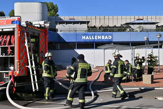 Saunabrand im Hallenbad Kostheim am Dienstag. Über 130 Helfer waren über Stunden im Einsatz.