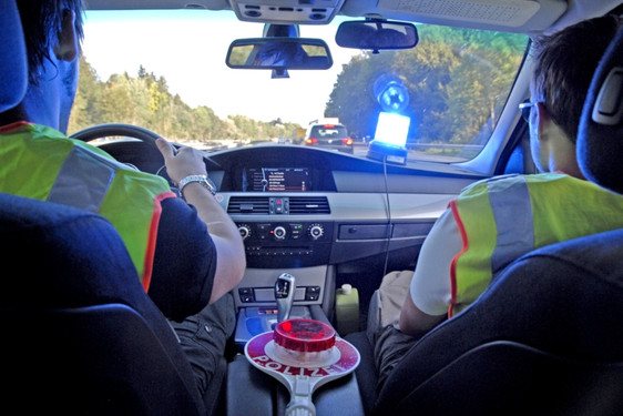 BMW-Fahrer lieferte sich am Mittwoch ein Autorennen mit Zivilwagen der Polizei auf der A66 bei Wiesbaden. Fahrzeug und Führerschein beschlagnahmt.
