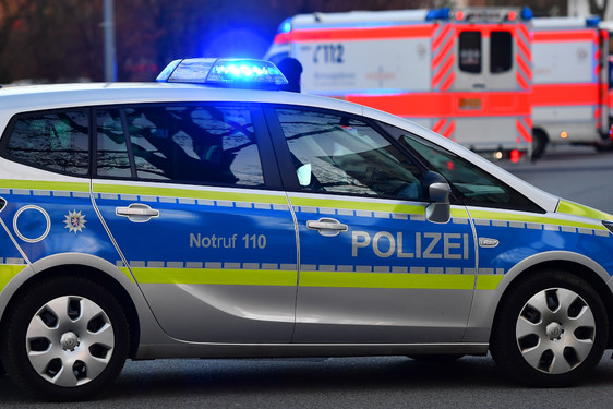 Motorrad kollidiert am Montagabend in Wiesbaden-Rambach mit einem Auto. Der Motorradfahrer erlitt dabei tödliche Verletzungen. Rettungssanitäter und Polizei im Einsatz.