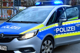 Ein Räuber bedrohte am Freitagmittag in Wiesbaden den Besitzer einer Apotheke mit einem Messer und erbeutete Bargeld.