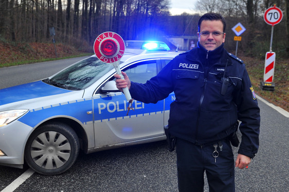 Kontrollen im Straßenverkehr. Polizei Wiesbaden leitet mehrere Straf- und