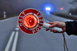 Bei einer Verkehrskontrolle am Dienstag fischte die Polizei in Wiesbaden fast zwei Dutzend Fahrer:innen mit Mobiltelefon am Steuer aus dem Verkehr.