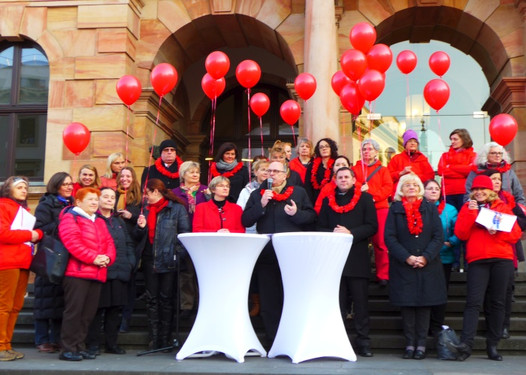 One Billion Rising Flashmob vor dem Wiesbadener Rathaus.