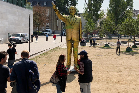 Goldene Erdogan-Statue in Wiesbaden auf dem Platz der Deutschen Einheit.