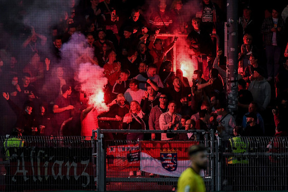 Während des DFB-Pokalspiels in der Wiesbadener Brita-Arena  wurde am Samstagabend in den Reihen der Heimfans Pyrotechnik gezündet. Der mutmaßliche Täter wurde durch die Polizei festgenommen.