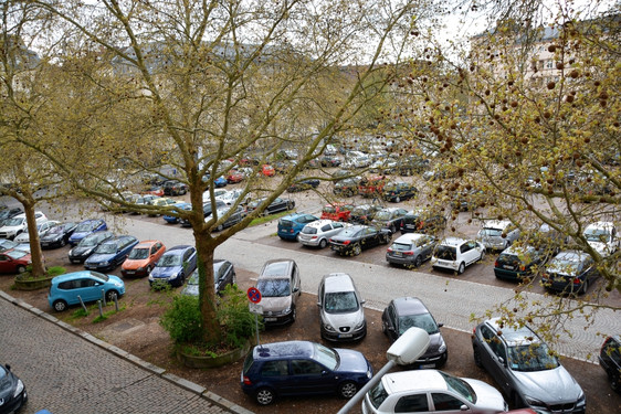 Ein Parkhaus soll den Wegfall zahlreicher Parkmöglichkeiten nach einer Umgestaltung des Elsässer Platzes in Wiesbaden kompensieren. Die Fraktion Freie Wähler / Pro Auto Wiesbaden hält den Plan für nicht ausgereift.