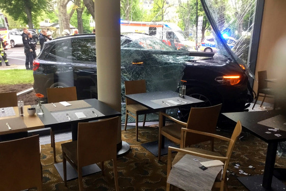 Eine Autofahrerin raste am Samstagnachmittag in das Restaurant des Dorint-Hotels in Wiesbaden. Dabei durchbrach der BMW die große Glasfront.