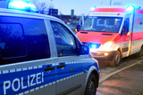 Radfahrer prallt gegen Autotür in Wiesbaden-Biebrich. Rettungskräfte versorgen den Verletzten Mann.