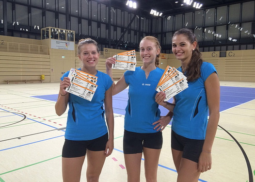 Die VCW-Spielerinnen Kaisa Alanko, Tanja Großer und Annalena Mach (v.l.n.r.) freuen sich auf die vielen Zuschauer in der neuen Saison - am 1. September startet der Ticketverkauf.