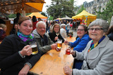 Fünf Tage wird der Wiesbadener Kranzplatz 2023 wieder zu einem Ort des Happenings. Ein reichhaltiges, kulturelles Programm mit viel Musik und Tanz sowie ein Flohmarkt erfreuen die Herzen der Besucher auf dem Kranzplatz rund um den Kochbrunnen