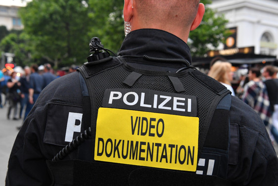 "Gemeinsam sicheres Wiesbaden": Bei Kontrollen in der Wiesbadener Innenstadt stellte die Polizei am Dienstag  Messer und Betäubungsmittel sicher.