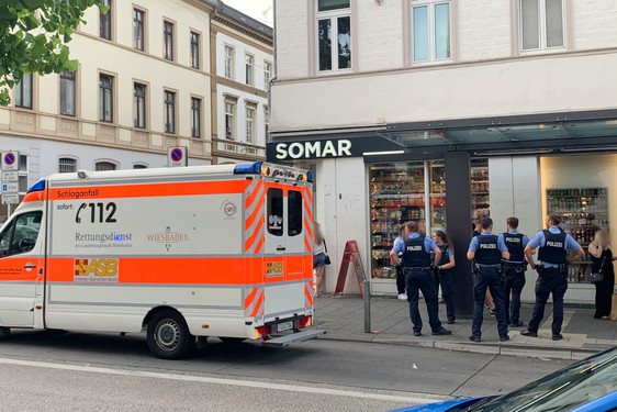 Wilde Schlägerei mit Fäusten und Halskette am Mittwoch in Wiesbaden. Polizei und Rettungssanitäter waren im Einsatz.