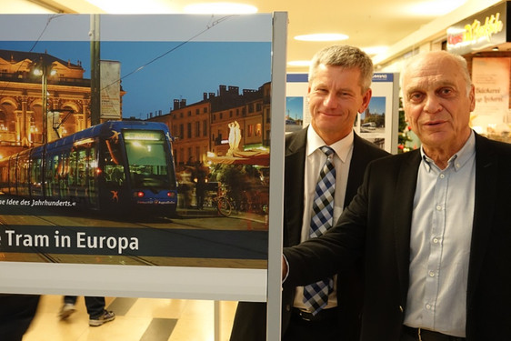Wiesbadens Verkehrsdezernent Andreas Kowol und der  Geschäftsführer der CityBahn GmbH, Prof. Dr. Hermann Zemlin eröffenten die Wanderausstellung "Tram".