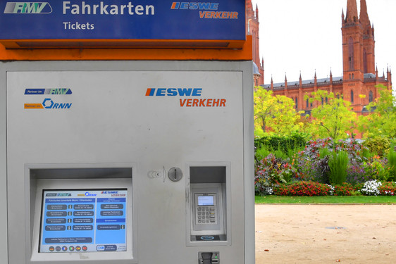 Bus- und Bahntickets werden in Wiesbaden und der Rhein-Main-Region teilweise teurer.