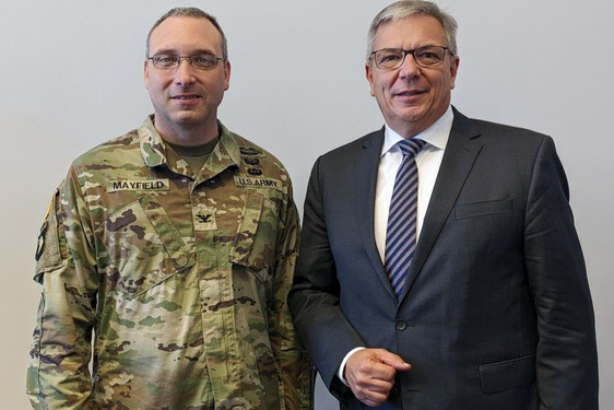 Colonel David Mayfield, neuer Garnisonskommandeur der U.S. Streitkräfte in Wiesbaden, hat einen Antrittsbesuch bei Oberbürgermeister Gert-Uwe Mende gemacht.