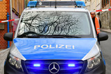 Ein junger Mann hatte am Mittwoch illegale Müll auf dem Polizeipräsidium Wiesbaden unter den Augen Augen der Beamtinnen entsorgt. Bei der Kontrolle kamen weitere Verkehren des Mannes heraus.