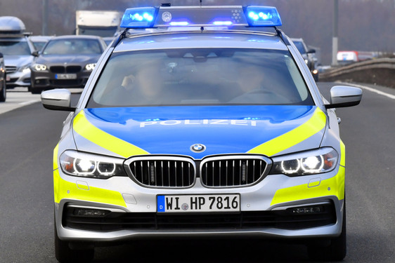 Ein Hochzeitskorso mit etwa acht hochwertigen Sportwagen hat die Autobahn A66 bei Wiesbaden-Erbenheim am Karfreitag für kurze Zeit blockiert und den Verkehr behindert. Zudem kam es zu eine Autorennen.