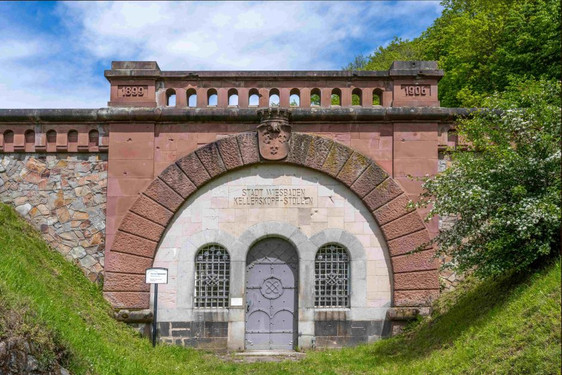 Das Portal des Kellerskopfstollens in Wiesbaden.