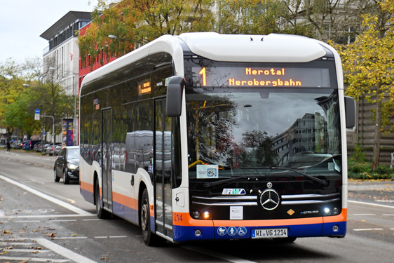 Der Linienverkehr in Wiesbaden rollte am späten Montagabend in Wiesbaden wieder nach der Bauerndemo.