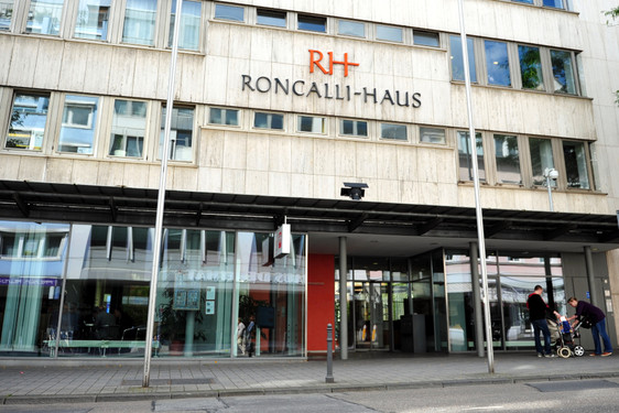 Vortrag über Kinderarmut in Wiesbaden im Roncalli-Haus .