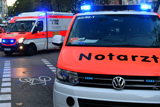Radfahrerin Stürzte nach Berührung mit anderen Biker am Sonntag in Wiesbaden-Schierstein. Rettungskräfte versorgten die schwer verletzte Frau.
