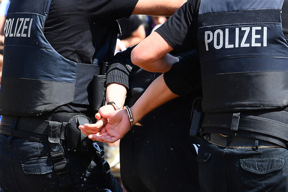 Die Polizei hat im Wiesbaden-Westend zwei mutmaßliche Drogendealer festgenommen und auch den Käufer.