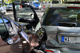 Ein Mercedes Sprinter Fahrer hat am Donnerstag in Wiesbaden einen Unfall mit mehreren Autos ausgelöst. Statt sich um den Schaden zu kümmern, beging er Fahrerflucht.